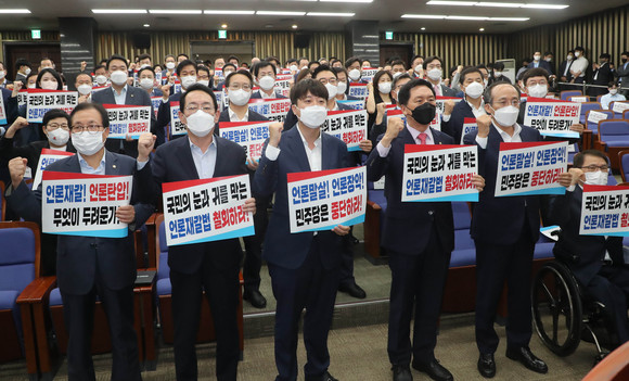 국민의힘 이준석 대표와 김기현 원내대표 등 의원들이 30일 서울 여의도 국회에서 열린 현안관련 긴급보고에서 언론중재법 철회를 요구하고 있다. ⓒ 연합뉴스
