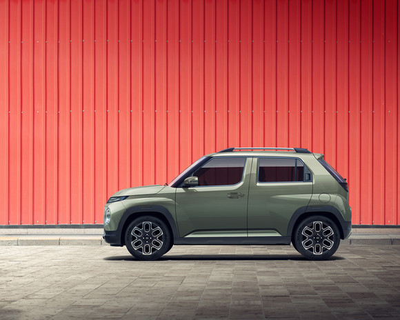 측면부는 볼륨감이 돋보이는 휠 아치와 높은 지상고로 차량의 역동성을 강조했다. ⓒ 현대자동차