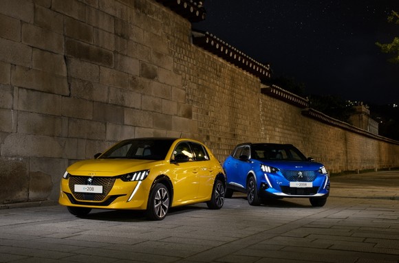 왼쪽부터 푸조 e-208, e-2008 SUV. ⓒ 한불모터스