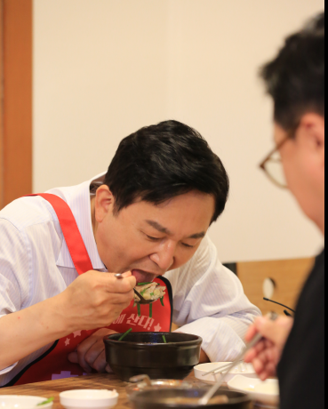 원희룡 예비후보가 부산의 한 식당에 들러 국밥을 먹고 있다. ⓒ 프라임경제
