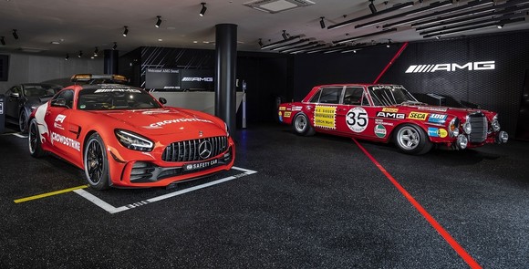 특별한 전시 공간에서는 붉은 돼지(Red Pig)로 불리는 AMG의 기념비적인 모델 AMG 300 SEL 6.8 L과 포뮬러 원 역사 상 가장 강력한 세이프티 카로 알려진 AMG GT R F1 Safety Car를 만날 수 있다. ⓒ 메르세데스-벤츠 코리아