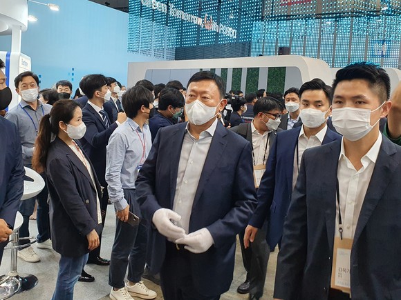 신동빈 롯데그룹 회장(가운데)이 8일 경기도 고양시 일산 킨텍스에서 열린 수소모빌리티+쇼에 참석해 전시장을 둘러보고 있다. = 이수영 기자