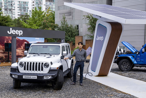 랭글러 4xe와 홍보대사 비(RAIN). ⓒ 스텔란티스 코리아