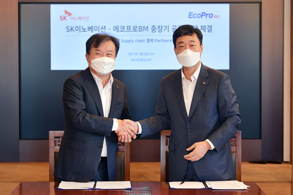 지동섭 SK이노베이션 배터리 사업 대표(오른쪽)와 이동채 에코프로 회장이 지난 8일 서울 종로구 SK서린빌딩에서 열린 구매 계약 및 협약식에서 기념사진을 촬영하고 있다. ⓒ SK이노베이션