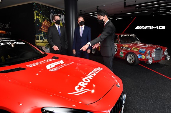 AMG Seoul General Manager 이지훈 지점장(오른쪽)이 메르세데스-벤츠 코리아 토마스 클라인 대표이사 사장(왼쪽)과 한성자동차 대표 울프아우스프룽(가운데)에게 AMG Seoul에 전시된 F1 Safety Car에 대해 설명하고 있다. ⓒ 한성자동차