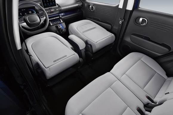 현대차는 세계 최초로 운전석 시트가 앞으로 완전히 접히는 풀 폴딩(Full-folding) 시트를 적용해 실내 공간 활용성을 확장했다. ⓒ 현대자동차