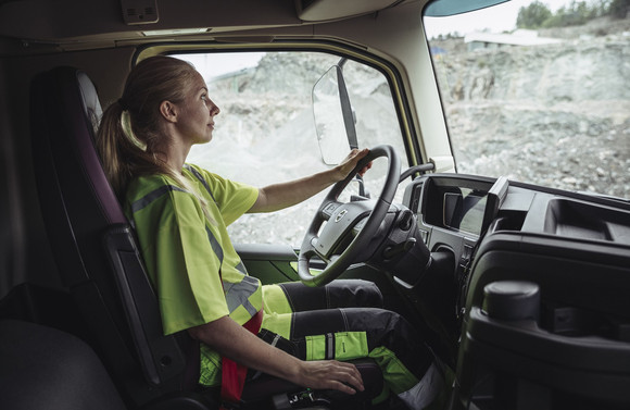 대형 트럭 운전자 도전을 희망하는 여성은 12월31일까지 예정된 모집 기간에 지원하면 된다. ⓒ 볼보트럭코리아