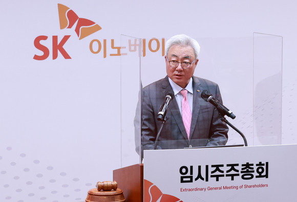 김준 SK이노베이션 총괄사장이 16일 오전 서울 종로구 SK서린빌딩에서 배터리·석유개발(E&P) 사업 물적분할안 의결을 위해 열린 임시주주총회에 참석한 모습. ⓒ 연합뉴스