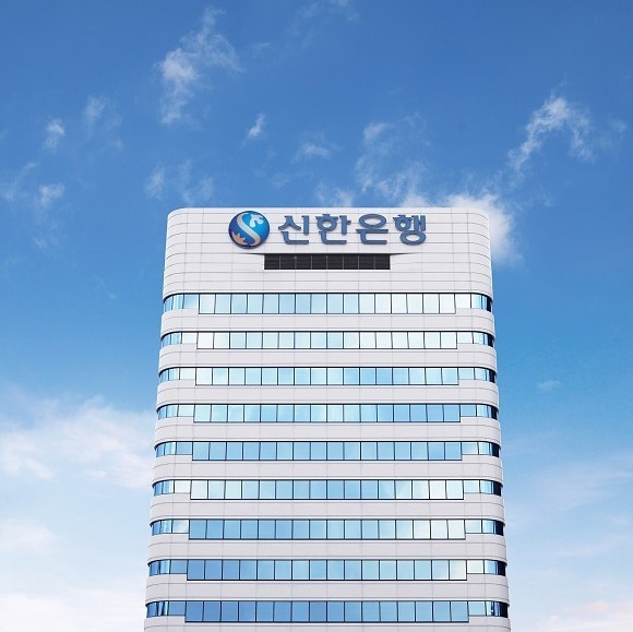 신한은행은 '보이스피싱 피해예방 모니터링'을 주말까지 확대 운영해 늘어난 피싱 범죄에 대응할 계획이다. ⓒ신한은행