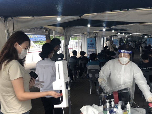 지난 23일 오전 서울 여의도공원 내 임시선별검사소에서 시민들이 코로나19 검사를 받기 위해 대기하고 있다. = 이수영 기자