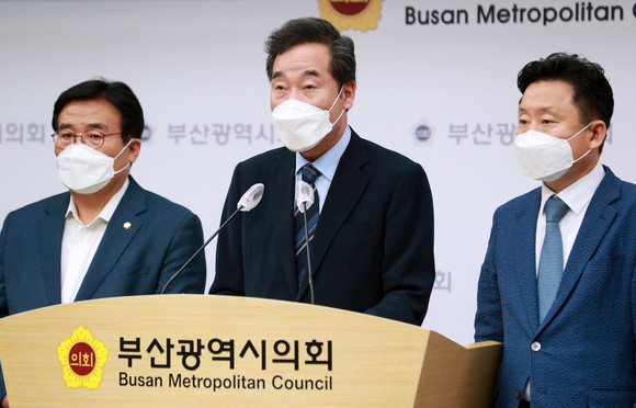 더불어민주당 대권주자인 이낙연 전 대표가 27일 오후 부산 연제구 부산시의회에서 대장동 개발비리 의혹 관련 기자회견을 열고 있다. ⓒ 연합뉴스