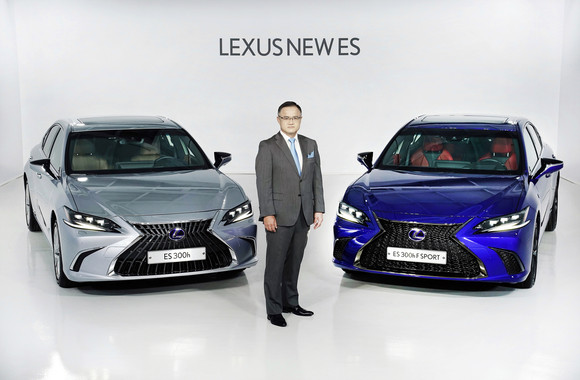 타케무라 노부유키 렉서스코리아 사장과 NEW ES 모델. ⓒ 렉서스코리아