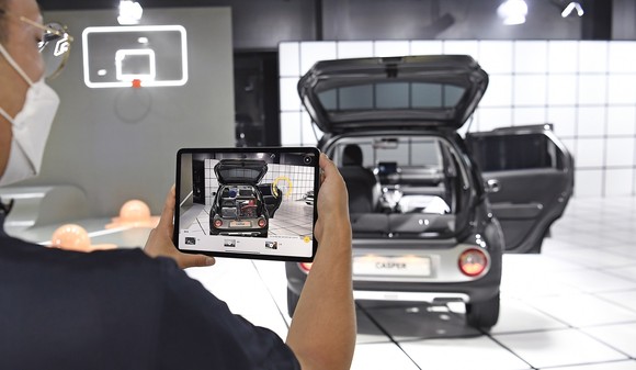 캐스퍼 스튜디오에서 증강현실(AR)을 이용하는 모습. ⓒ 현대자동차