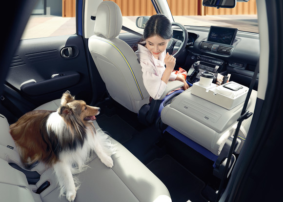 현대차는 세계 최초로 운전석 시트가 앞으로 완전히 접히는 풀 폴딩(Full-folding) 시트를 적용해 실내 공간 활용성을 확장했다. ⓒ 현대자동차