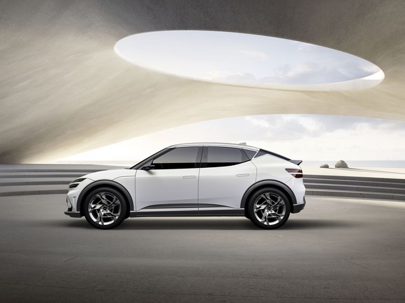 윈드 쉴드 글라스부터 윈도우 라인 상단을 따라 흐르는 크롬라인 '볼트 DLO'는 역동성을 보여주는 디자인 요소다. ⓒ 제네시스 브랜드