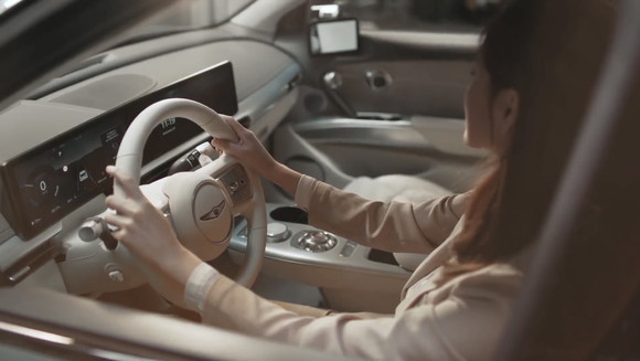 실내는 제네시스 내장 디자인 철학인 여백의 미를 바탕으로 여유로운 공간을 추구했다. ⓒ GV60 디지털 월드 프리미어 캡처