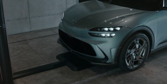 제네시스는 올해 4분기부터 무선충전 인프라 시범사업에 GV60를 활용할 계획이다. ⓒ GV60 디지털 월드 프리미어 캡처