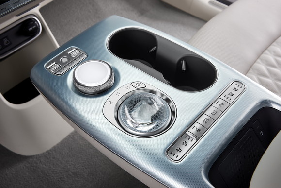 구(球) 형상의 전자변속기 크리스탈 스피어. ⓒ 제네시스 브랜드