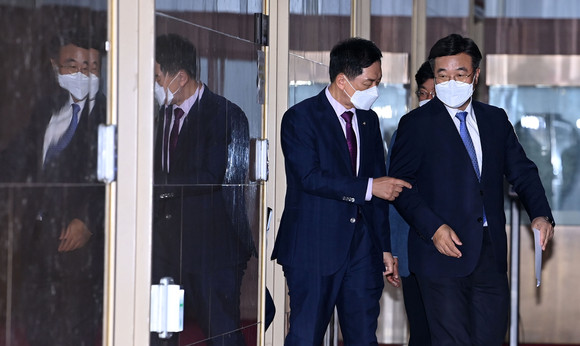 더불어민주당 윤호중 원내대표(오른쪽)와 국민의힘 김기현 원내대표가 29일 서울 여의도 국회에서 국회 언론미디어제도개선 특별위원회 구성에 합의한 뒤 의장실을 나서고 있다. ⓒ 국회사진기자단