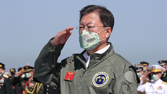 문 대통령은 지난 6월 취역한 해군의 최신 대형수송함(LPH) 마라도함 함상에 마련된 행사장에서 정예 강군 도약 의지를 담았다. ⓒ 연합뉴스