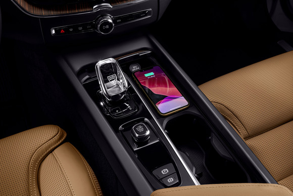 스웨덴 오레포스의 크리스탈 기어노브,와 스마트폰을 무선충전하고 있는 모습. ⓒ 볼보자동차코리아