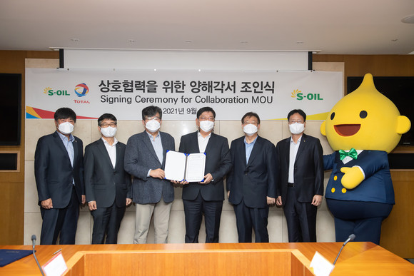 서정규 에쓰오일 국내영업본부장(왼쪽 네번째)과 신혁 에쓰오일토탈윤활유 대표(왼쪽 세번째)가 지난달 30일 서울 마포 본사에서 공동 마케팅을 위한 MOU를 체결 후 촬영한 기념사진. ⓒ 에쓰오일
