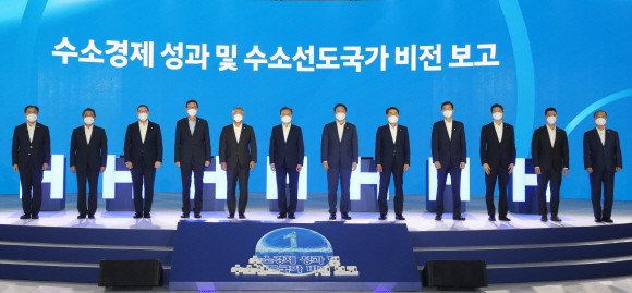 문재인 대통령이 7일 인천 서구 현대모비스 수소연료전지공장 투자 예정지에서 열린 차세대 수소연료전지 특화단지 기공식에서 참석자들과 기념사진을 촬영하고 있다. 왼쪽부터 △문승욱 산업부 장관 △정승일 한전 사장 △조현상 효성 부회장 △허용수 GS에너지 사장 △정의선 현대차그룹 회장 △문재인 대통령 △최태원 SK 회장 △최정우 포스코 회장 △김동관 한화솔루션 대표이사 △정기선 현대중공업 부사장 △구동휘 E1 대표이사 △홍남기 경제부총리 겸 기획재정부 장관. ⓒ 연합뉴스