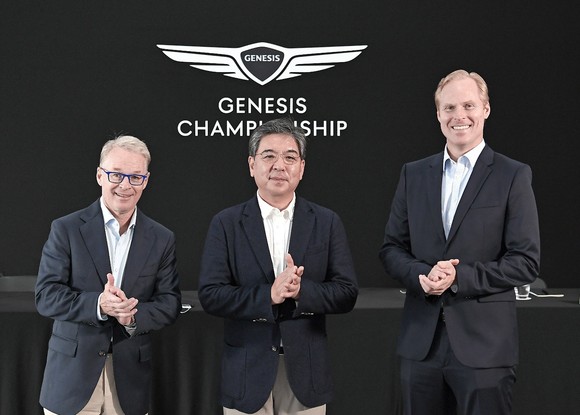 왼쪽부터 장재훈 제네시스 브랜드 사장, 키스 펠리 유러피언 투어 CEO, 크리스찬 하디 PGA투어 수석 부사장이 박수를 치며 포즈를 취하고 있다. ⓒ 제네시스 브랜드