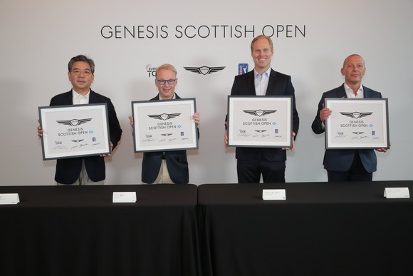 잭 니클라우스 골프클럽 코리아에서 진행된 핀 플래그 서명식에서 제네시스 스코티시 오픈 로고가 담긴 핀 플래그에 서명 후 사진촬영을 진행하고 있는 모습. ⓒ 제네시스 브랜드