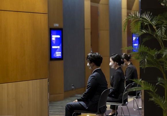 우리은행은 이번 하반기 수시채용에서 서류전형 합격자 전원을 대상으로 'AI 역량검사'를 실시하고 이를 면접전형에서 활용할 예정이다. ©우리은행