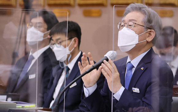 더불어민주당 대선 후보인 이재명 경기도지사가 18일 경기도 수원시 경기도청에서 열린 국회 행정안전위원회의 경기도에 대한 국정감사에서 질의에 답변하고 있다. ⓒ 연합뉴스.