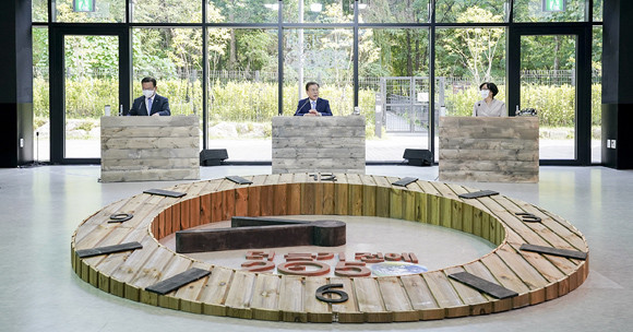 문 대통령은 탄소중립과 2030 NDC 달성을 위해 먼저 △청정에너지 중심으로 국가 에너지시스템을 획기적으로 개선해야 하고 △산업구조를 저탄소 산업생태계로 전환해야 하며 △일상생활 속에서 에너지 다소비 행태·문화를 개선하려는 범국민적 실천 노력의 중요성을 강조했다. ⓒ 청와대