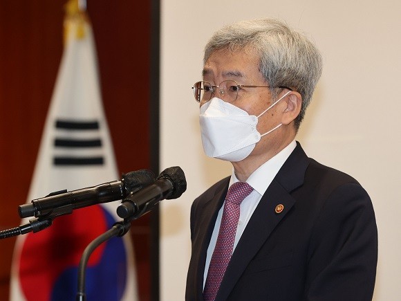 고승범 금융위원장이 21일 정무위원회 종합 국정감사에서 가계부채 보완 대책은 전세대출에 대해 총부채원리금상환비율(DSR)을 적용하지 않는다고 밝혔다. © 국회