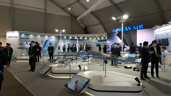대한항공이 '2021 서울 국제 항공우주 및 방위산업 전시회 (ADEX 2021)'에 마련한 부스. = 이수영 기자