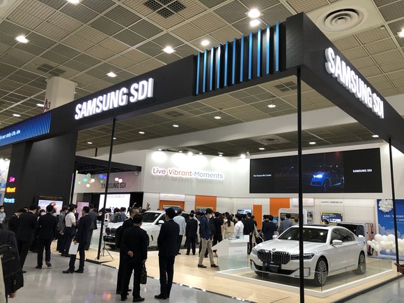 삼성SDI의 인터배터리 2021 전시회 부스 전경. 고객사인 BMW의 전기차가 전시돼 있다. = 이수영 기자