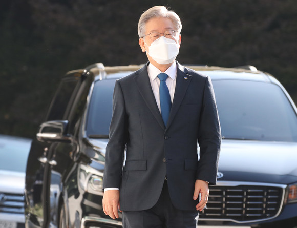더불어민주당 대선 후보인 이재명 경기도지사가 25일 오전 경기도 수원시 경기도청으로 출근하고 있다. ⓒ 연합뉴스