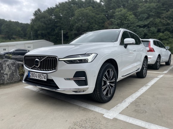 신형 XC60의 외관은 '토르의 망치'로 불리는 LED 헤드라이트를 비롯해 자신감 넘치는 스타일링을 계승했다. = 노병우 기자