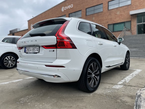 신형 XC60은 전동화를 향한 지속적인 여정을 상징하는 디자인 업데이트에 따라 이그조스트 테일 파이프를 보이지 않도록 마감하고 새로운 리어 범퍼 디자인을 채택했다. = 노병우 기자