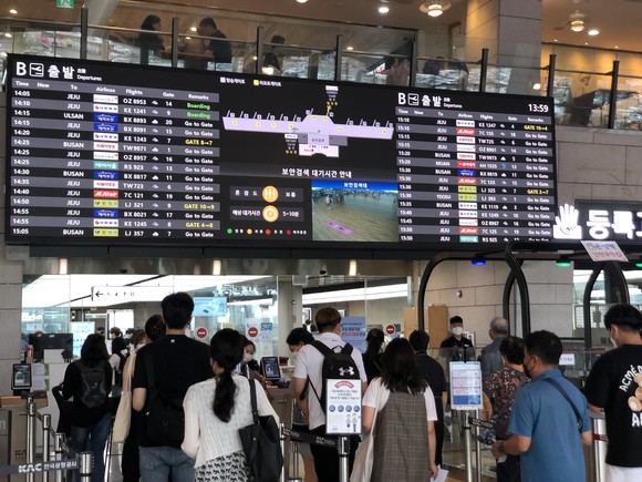 김포공항 국내선 청사에서 여행객들이 비행기 탑승을 위해 줄 서 있는 모습. = 이수영 기자
