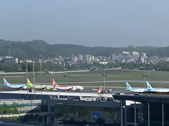김포공항 주기장에 항공기들이 세워져 있다. = 이수영 기자