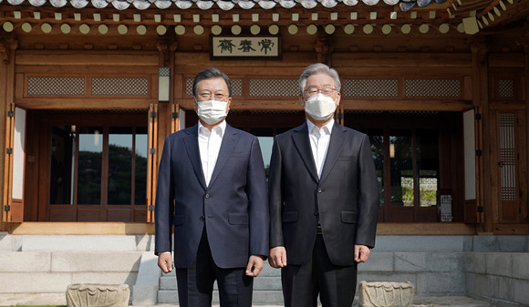 문 대통령은 26일 이재명 더불어민주당 대선 후보와 상춘재에서 만나 50분간 차담을 했다. ⓒ 청와대