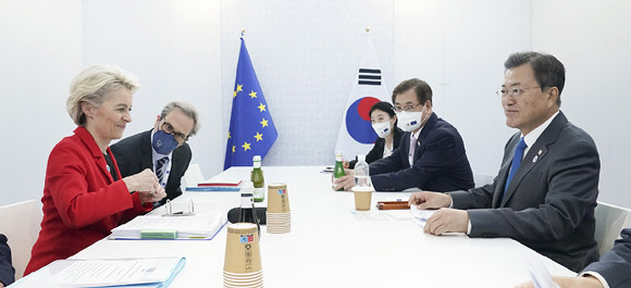 문 대통령은 G20 정상회의 1세션 '국제경제 및 보건'에서 단계적 일상회복을 시작하려는 한국의 경험을 모든 나라와 적극 공유할 것이라고 밝혔다. ⓒ 청와대