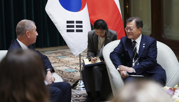 문 대통령은 "한국이 세계 최고 수준의 경제성과 안전성을 바탕으로 40여 년간 원전을 건설·운영해 온 바 있다"며 "한국의 전문성과 체코의 제조 기술력이 결합한다면 호혜적 성과를 창출해 낼 수 있을 것"이라며 바비쉬 총리의 관심을 당부했다. ⓒ 연합뉴스