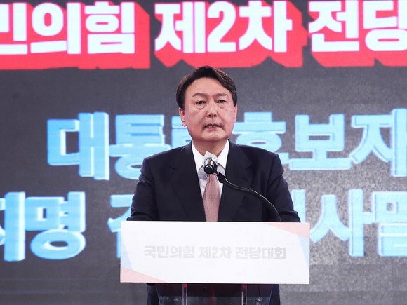 국민의힘 대선 후보로 선출된 윤석열 후보가 5일 오후 서울 용산구 백범김구기념관에서 열린 제2차 전당대회에서 수락연설을 하고 있다. ⓒ 연합뉴스