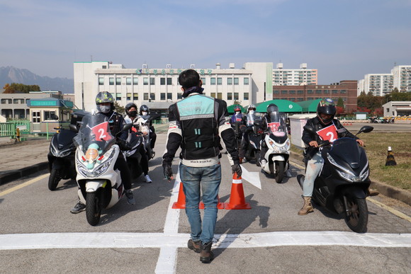 공단은 이륜차 안전교육 수료자의 '착한운전 마일리지' 다짐 서약을 받아 무사고·무위반 운전을 독려한다. ⓒ 도로교통공단