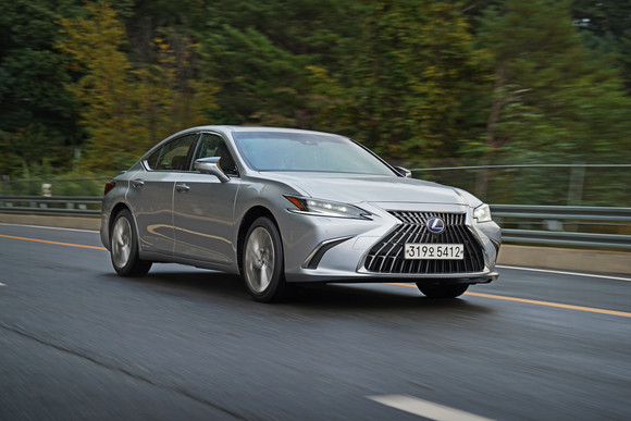 NEW ES300h는 ES만의 우아함을 더욱 강조하고 모던함을 더했다. ⓒ 렉서스코리아