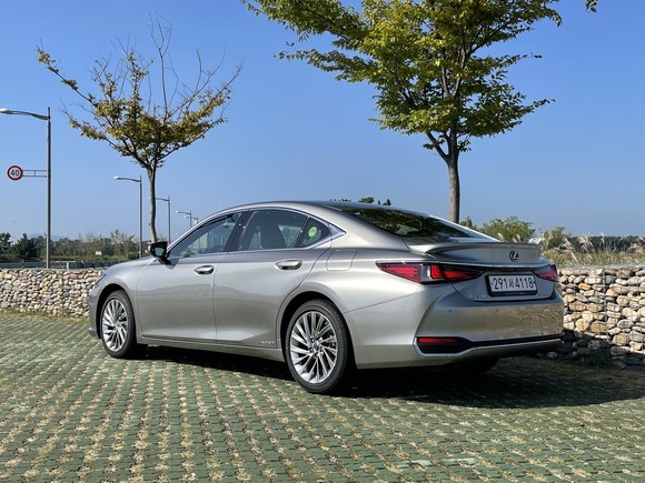 와이드&로우를 강조한 범퍼 코너 디자인과 범퍼 하단의 크롬 장식은 안정적인 자세를 강조한다. = 노병우 기자