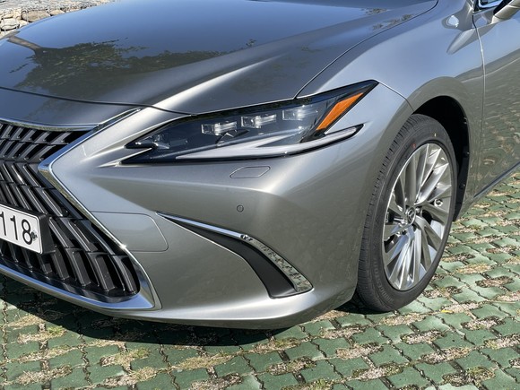 LED 렌즈 유닛을 직사각형으로 변경하고, 주간주행등과 프론트 턴 시그널 램프를 입체적인 형태로 다듬어 7세대 ES의 디자인 콘셉트인 ‘도발적인 우아함’을 더욱 끌어올렸다. = 노병우 기자