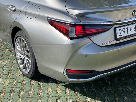 측면 벨트 라인이 리어 콤비네이션 램프로 연결돼 볼륨감 있고 개성있는 후면 디자인을 연출한다. = 노병우 기자