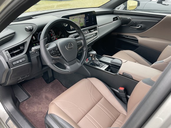 운전자가 주행 중 자세 변화나 시선 이동을 최소화하면서 손끝으로 차량을 컨트롤 할 수 있도록 운전석 주변에 조작 기능과 화면이 최적으로 배치됐다. = 노병우 기자